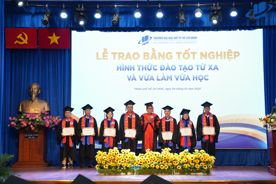Trường Đại học Mở TP. Hồ Chí Minh trao bằng tốt nghiệp cho các Tân Cử nhân theo hình thức Đào tạo từ xa và Vừa làm vừa học đợt 03/2024