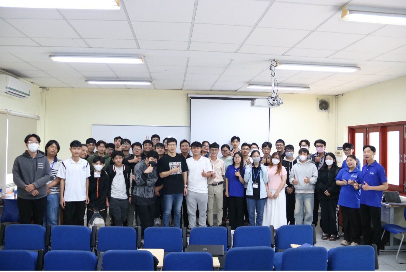 Khoa Công nghệ Thông tin Trường Đại học Mở Tp.HCM đón tiếp chuyên gia từ Đại học Khoa học và Công nghệ Thượng Hải đến giảng bài về Generative AI